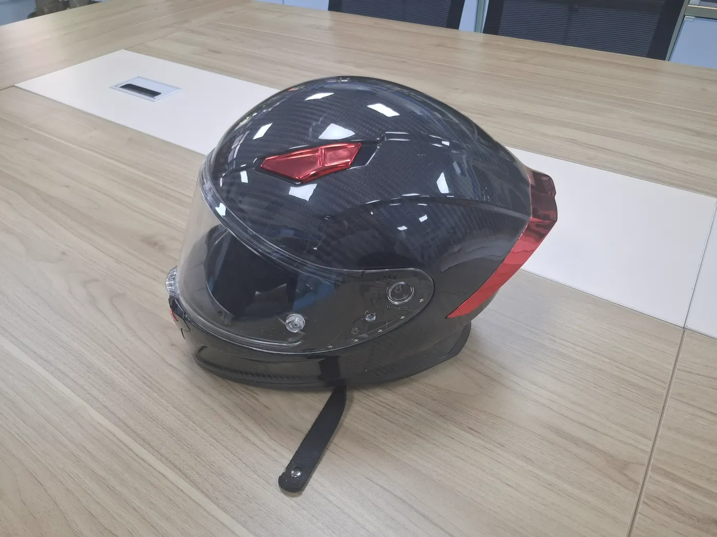 Carbon fiber motorcycle helmet shell produced by prepreg moulding
