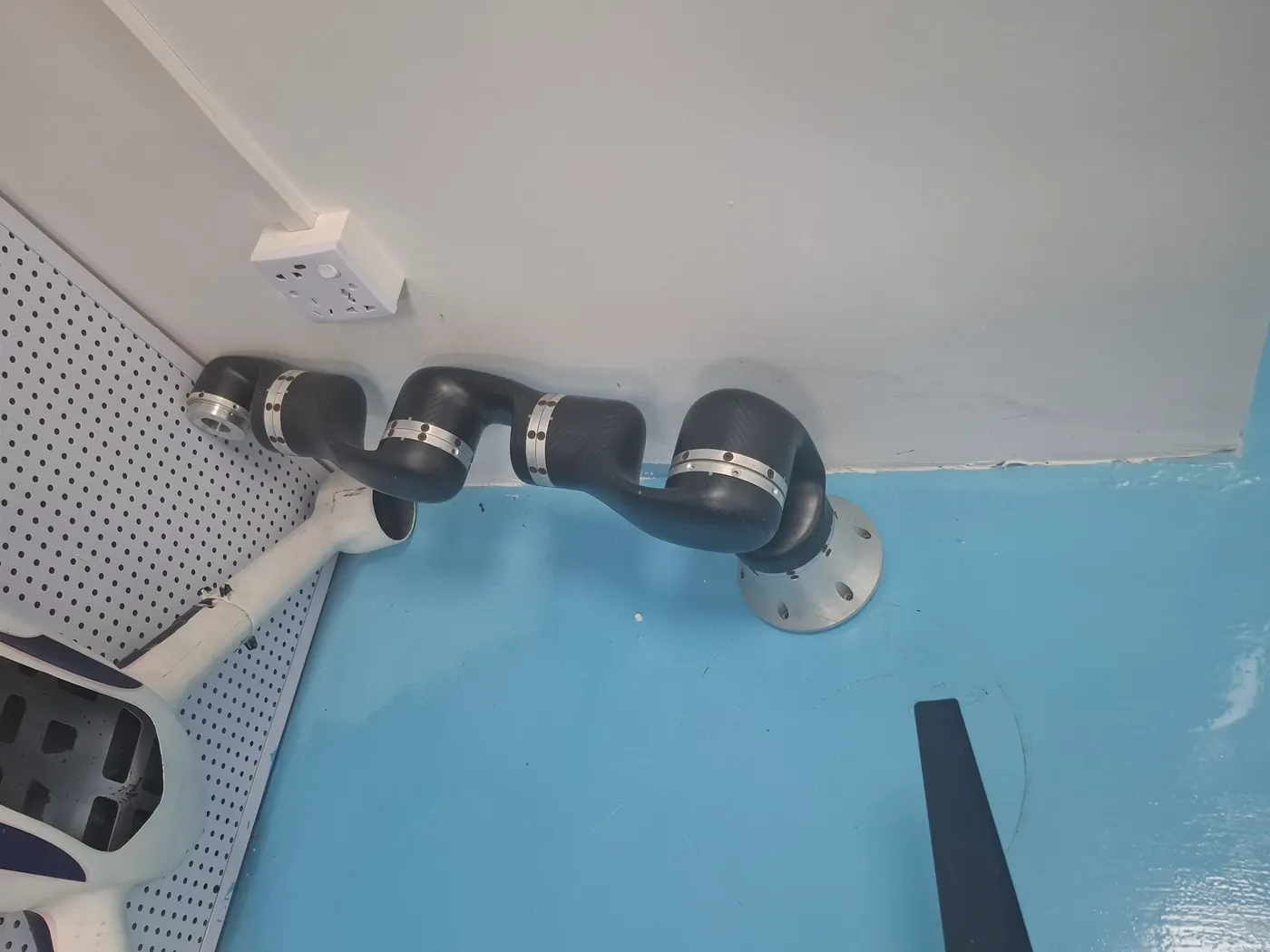 Industrial robotic arm fitted with carbon fiber tube links